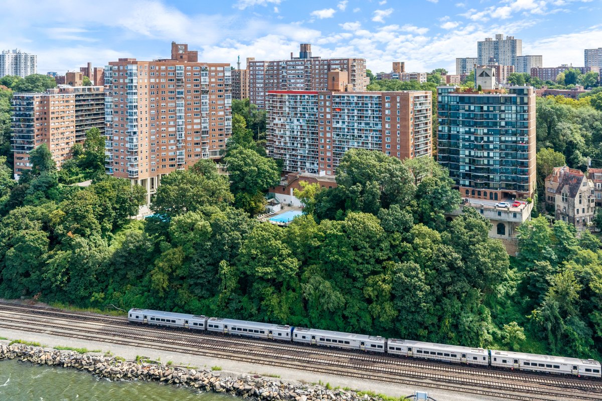 2575 palisade avenue - background 3