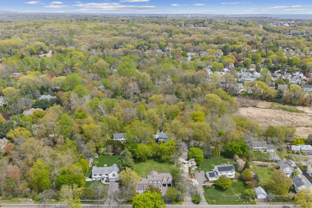 28 Bulkley Avenue North - background 80