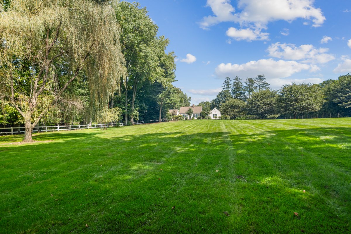 9 Tokeneke Trail - background 3