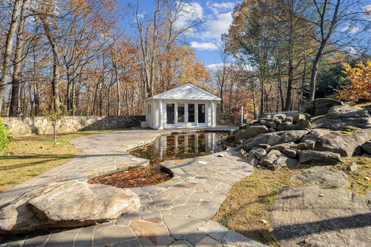 10 Woodhill Road - background 107