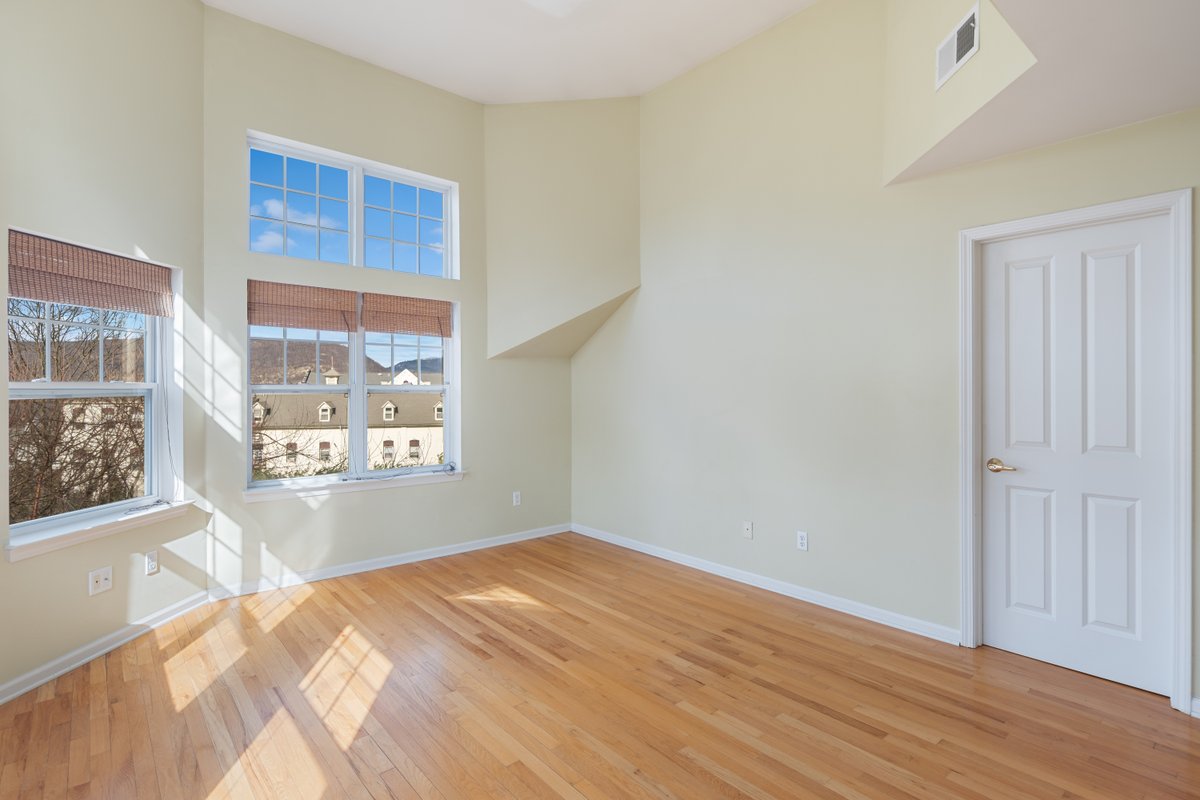 121 Northview Court - background 28