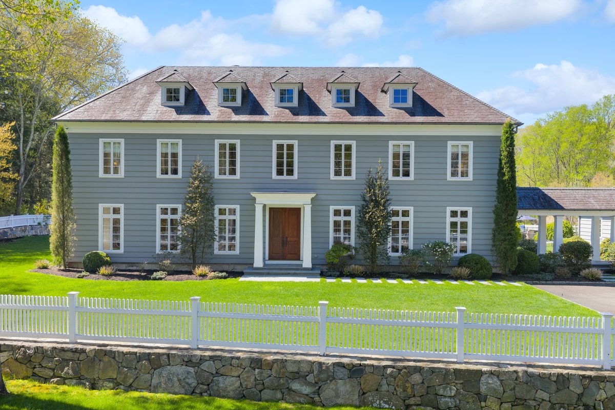 24 Llewellyn Drive - background 3