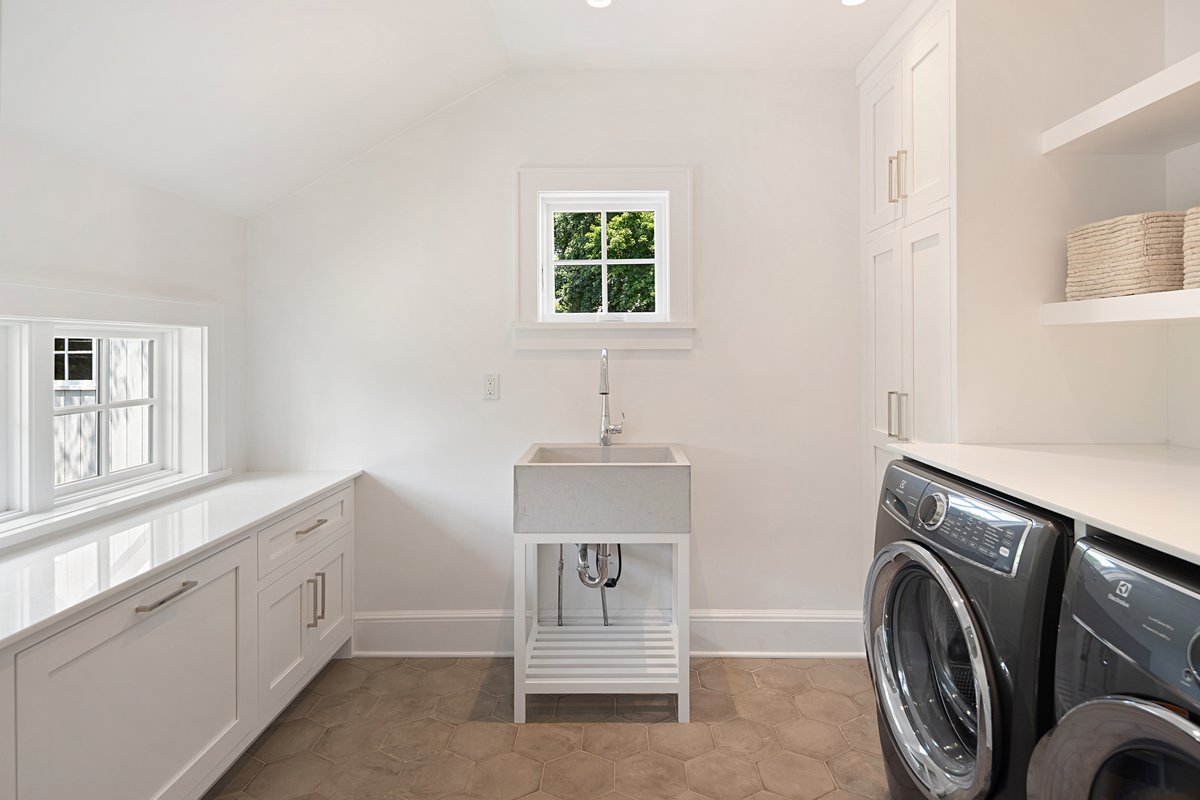 272 Mansfield Avenue - background 120