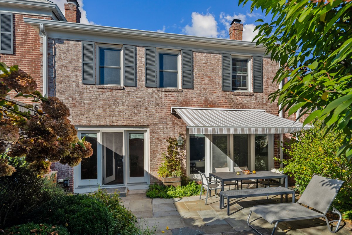 312 Elm Street - background 3