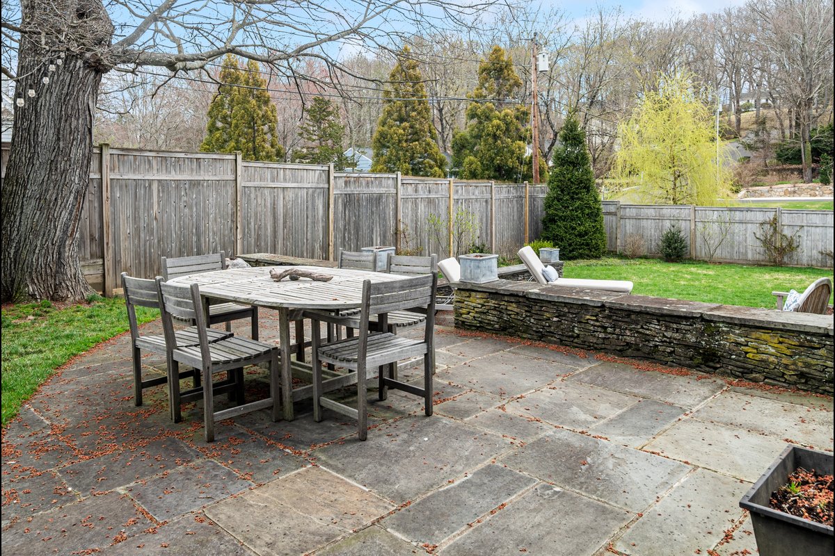 370 Rowayton Avenue - background 62