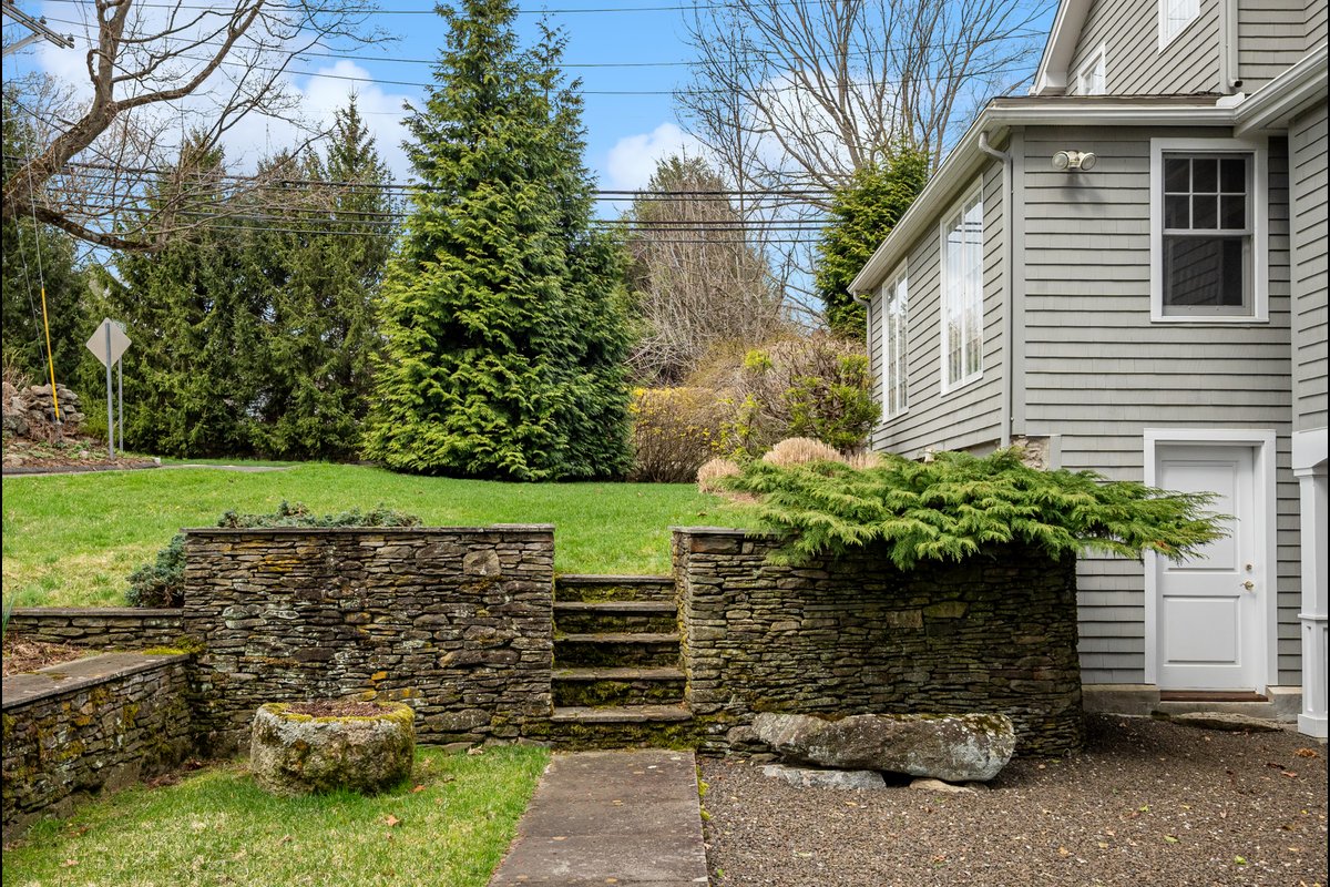 370 Rowayton Avenue - background 63